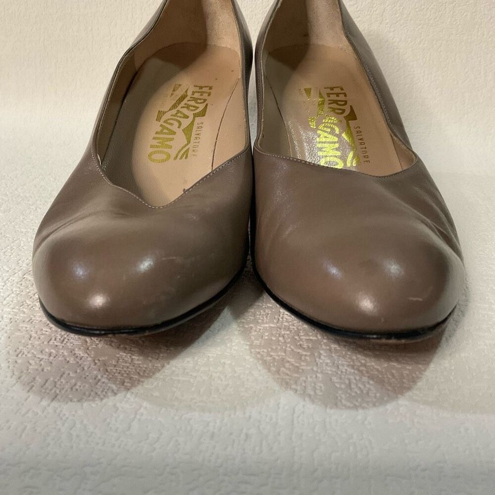 Salvatore Ferragamo 1129 Women 7,5 Beige Leather Pump Heel Shoe Career Business - Picture 5 of 13